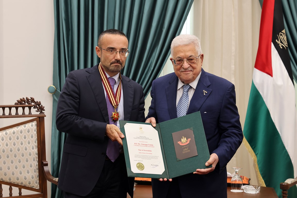 الرئيس خلال تقليده القنصل العام الإيطالي في القدس جوسيبي فيديل "نجمة القدس" من وسام القدس (تصوير: ثائر غنايم)